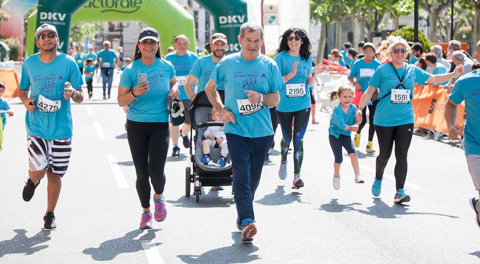 La Carrera de la Familia, organizada por la asociación 'Corre que te pillo', ha discurrido esta mañana por Logroño por un circuito urbano de 3.800 metros ideado para disfrutar en familia y de paso solidarizarse con una buena causa como es el estudio del síndrome de Hunter.