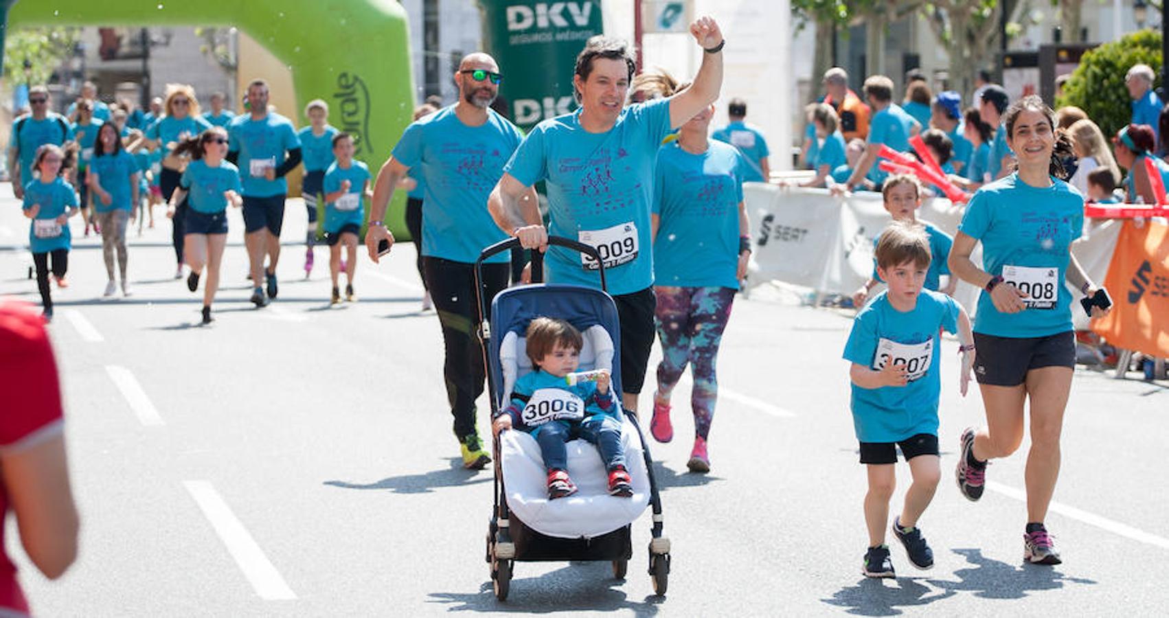 La Carrera de la Familia, organizada por la asociación 'Corre que te pillo', ha discurrido esta mañana por Logroño por un circuito urbano de 3.800 metros ideado para disfrutar en familia y de paso solidarizarse con una buena causa como es el estudio del síndrome de Hunter.