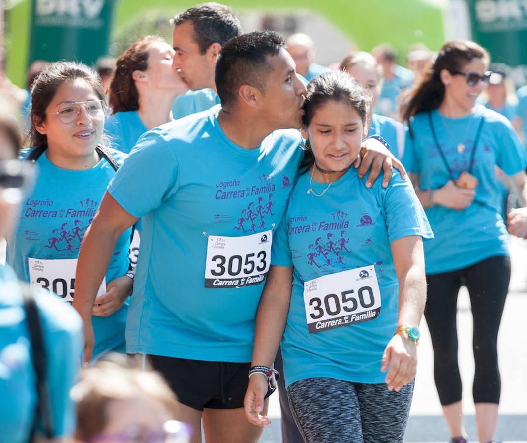 La Carrera de la Familia, organizada por la asociación 'Corre que te pillo', ha discurrido esta mañana por Logroño por un circuito urbano de 3.800 metros ideado para disfrutar en familia y de paso solidarizarse con una buena causa como es el estudio del síndrome de Hunter.