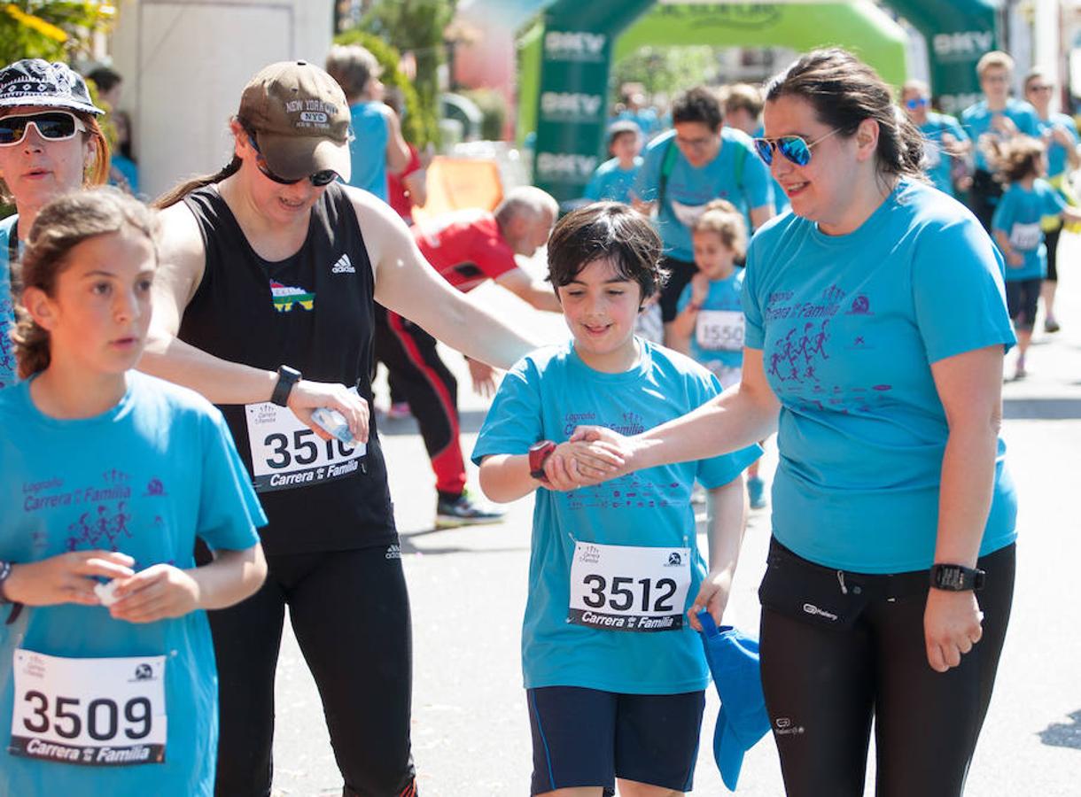 La Carrera de la Familia, organizada por la asociación 'Corre que te pillo', ha discurrido esta mañana por Logroño por un circuito urbano de 3.800 metros ideado para disfrutar en familia y de paso solidarizarse con una buena causa como es el estudio del síndrome de Hunter.