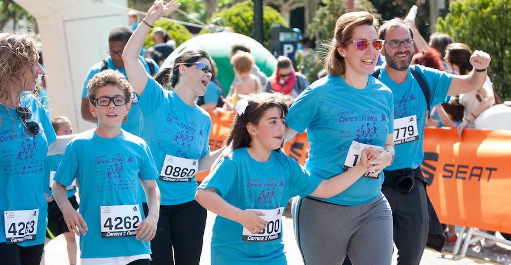 La Carrera de la Familia, organizada por la asociación 'Corre que te pillo', ha discurrido esta mañana por Logroño por un circuito urbano de 3.800 metros ideado para disfrutar en familia y de paso solidarizarse con una buena causa como es el estudio del síndrome de Hunter.