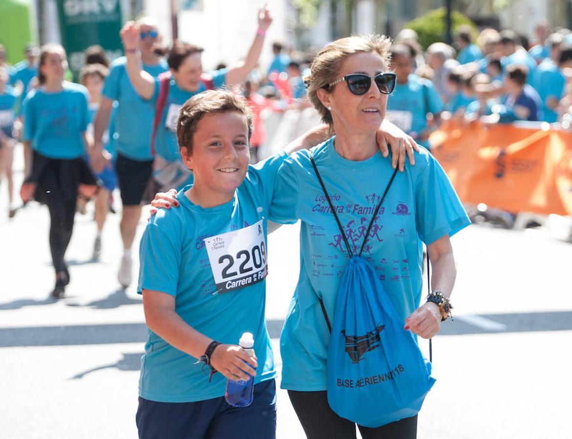 La Carrera de la Familia, organizada por la asociación 'Corre que te pillo', ha discurrido esta mañana por Logroño por un circuito urbano de 3.800 metros ideado para disfrutar en familia y de paso solidarizarse con una buena causa como es el estudio del síndrome de Hunter.