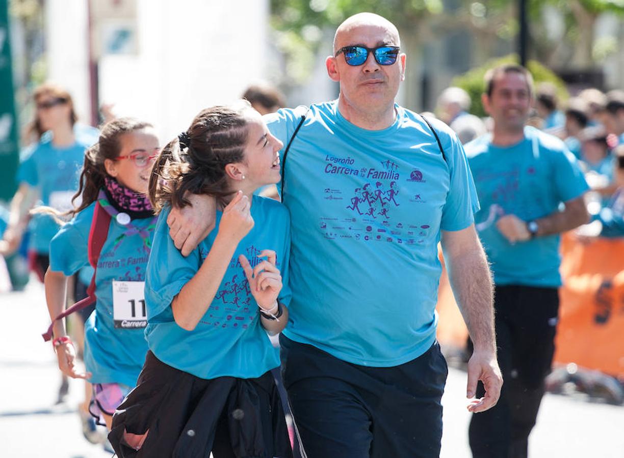 La Carrera de la Familia, organizada por la asociación 'Corre que te pillo', ha discurrido esta mañana por Logroño por un circuito urbano de 3.800 metros ideado para disfrutar en familia y de paso solidarizarse con una buena causa como es el estudio del síndrome de Hunter.