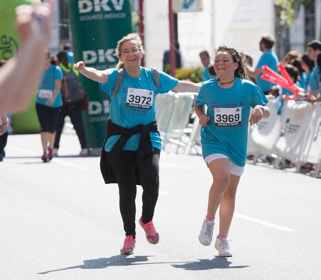 La Carrera de la Familia, organizada por la asociación 'Corre que te pillo', ha discurrido esta mañana por Logroño por un circuito urbano de 3.800 metros ideado para disfrutar en familia y de paso solidarizarse con una buena causa como es el estudio del síndrome de Hunter.