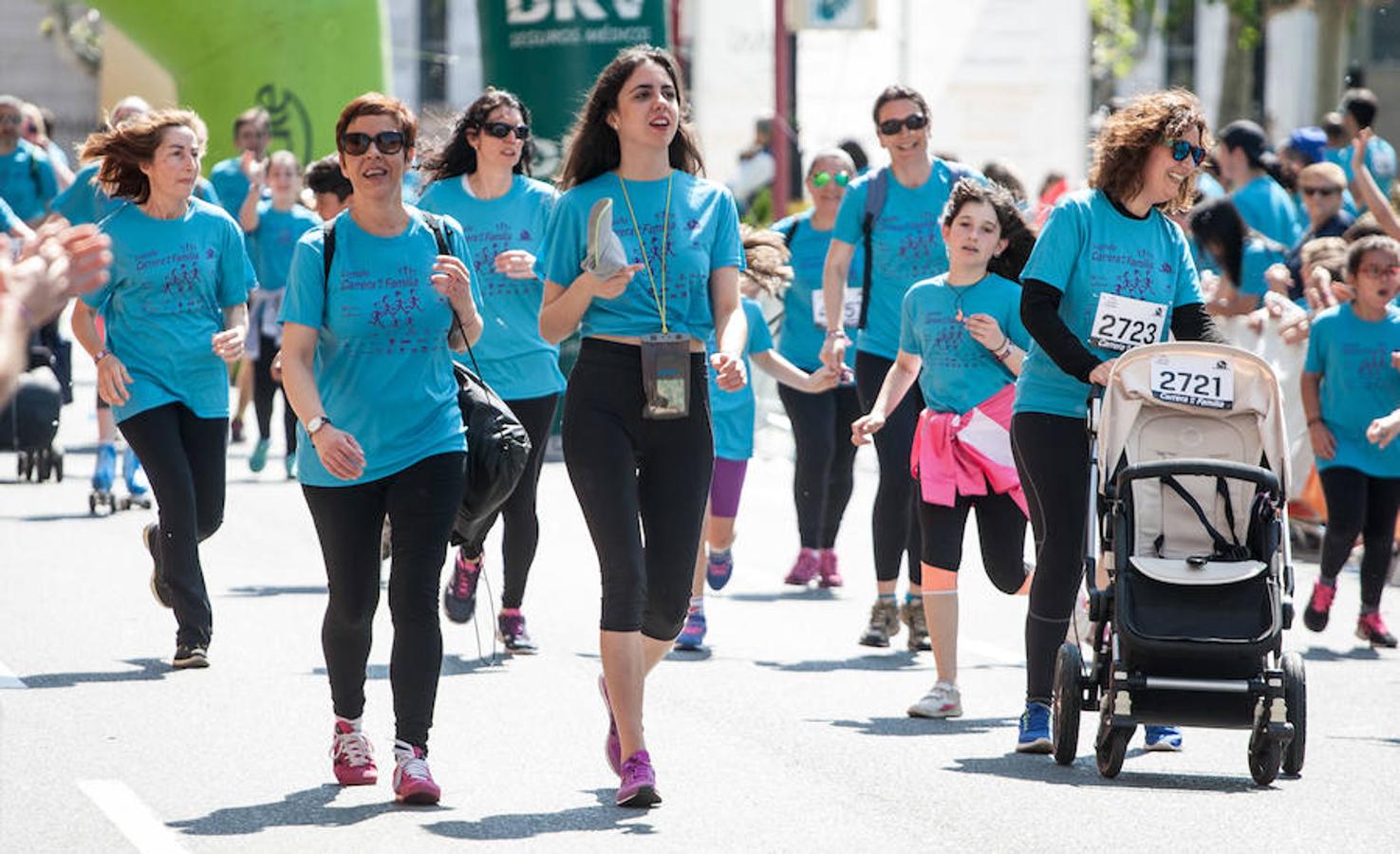 La Carrera de la Familia, organizada por la asociación 'Corre que te pillo', ha discurrido esta mañana por Logroño por un circuito urbano de 3.800 metros ideado para disfrutar en familia y de paso solidarizarse con una buena causa como es el estudio del síndrome de Hunter.