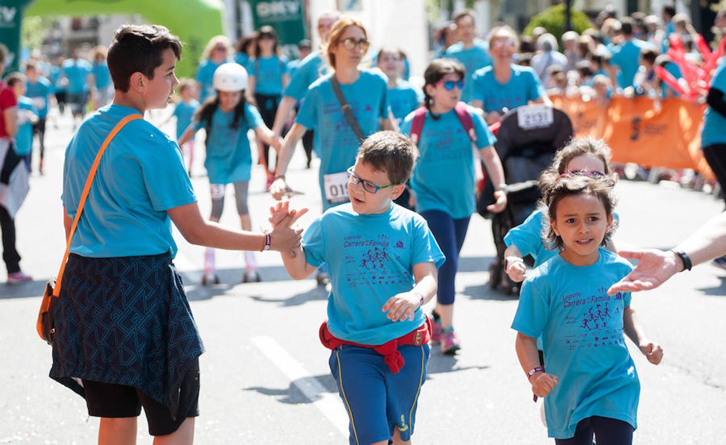 La Carrera de la Familia, organizada por la asociación 'Corre que te pillo', ha discurrido esta mañana por Logroño por un circuito urbano de 3.800 metros ideado para disfrutar en familia y de paso solidarizarse con una buena causa como es el estudio del síndrome de Hunter.