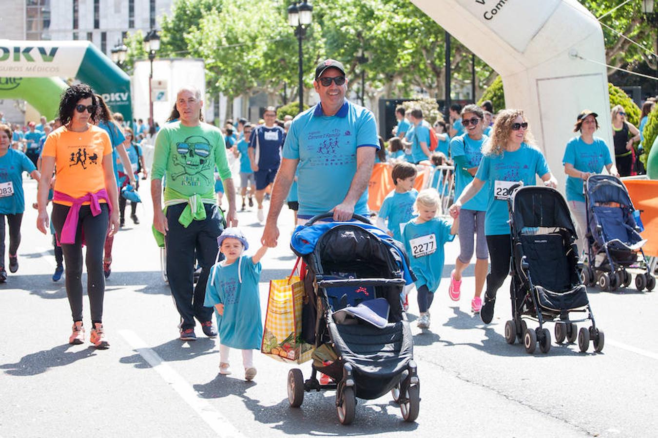 La Carrera de la Familia, organizada por la asociación 'Corre que te pillo', ha discurrido esta mañana por Logroño por un circuito urbano de 3.800 metros ideado para disfrutar en familia y de paso solidarizarse con una buena causa como es el estudio del síndrome de Hunter.