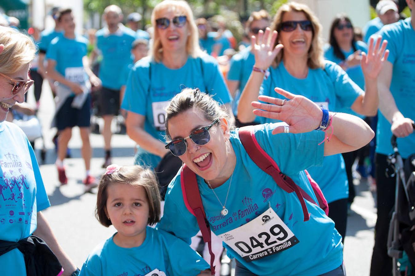 La Carrera de la Familia, organizada por la asociación 'Corre que te pillo', ha discurrido esta mañana por Logroño por un circuito urbano de 3.800 metros ideado para disfrutar en familia y de paso solidarizarse con una buena causa como es el estudio del síndrome de Hunter.