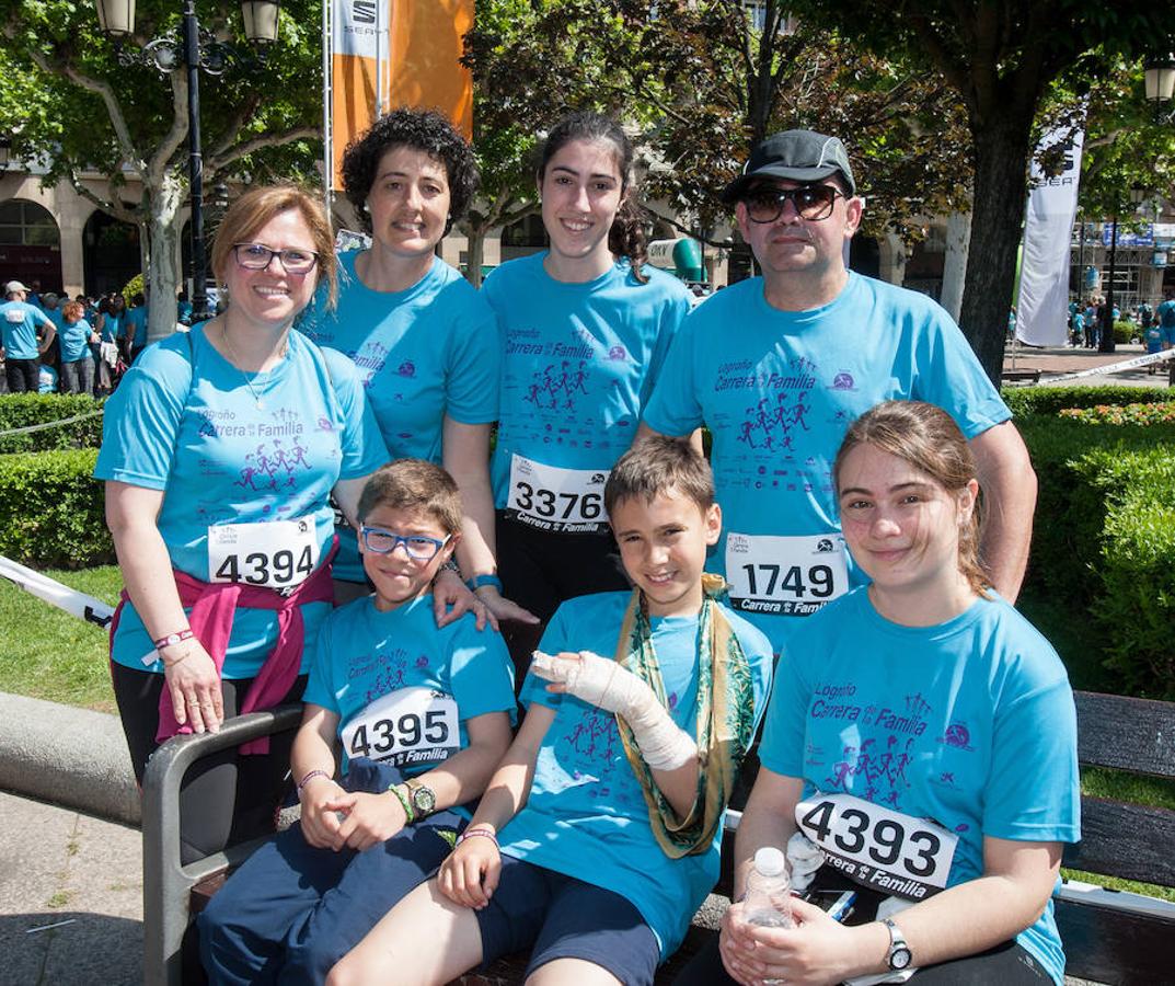 La Carrera de la Familia, organizada por la asociación 'Corre que te pillo', ha discurrido esta mañana por Logroño por un circuito urbano de 3.800 metros ideado para disfrutar en familia y de paso solidarizarse con una buena causa como es el estudio del síndrome de Hunter.