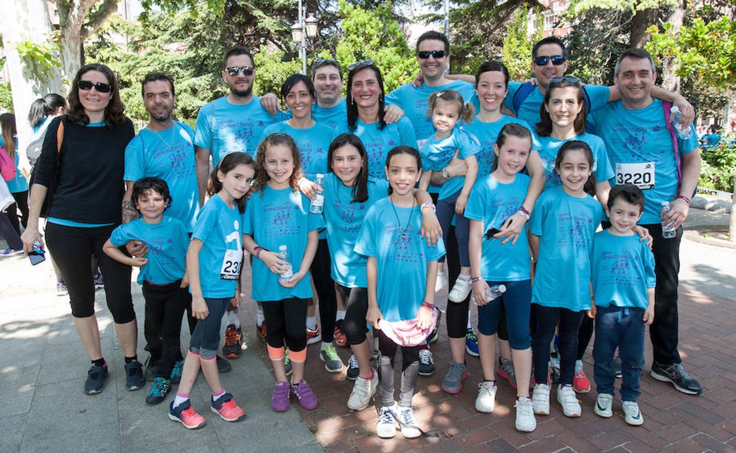 La Carrera de la Familia, organizada por la asociación 'Corre que te pillo', ha discurrido esta mañana por Logroño por un circuito urbano de 3.800 metros ideado para disfrutar en familia y de paso solidarizarse con una buena causa como es el estudio del síndrome de Hunter.