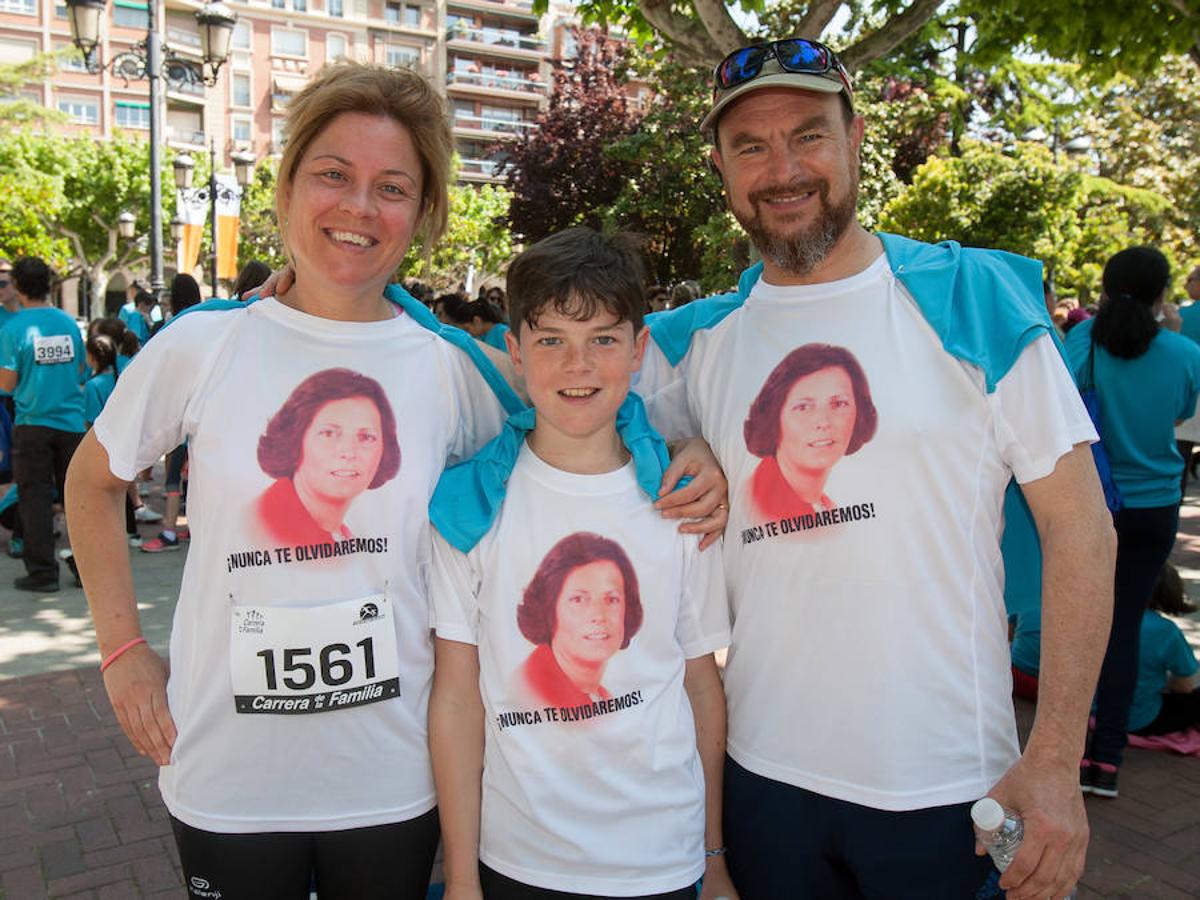 La Carrera de la Familia, organizada por la asociación 'Corre que te pillo', ha discurrido esta mañana por Logroño por un circuito urbano de 3.800 metros ideado para disfrutar en familia y de paso solidarizarse con una buena causa como es el estudio del síndrome de Hunter.