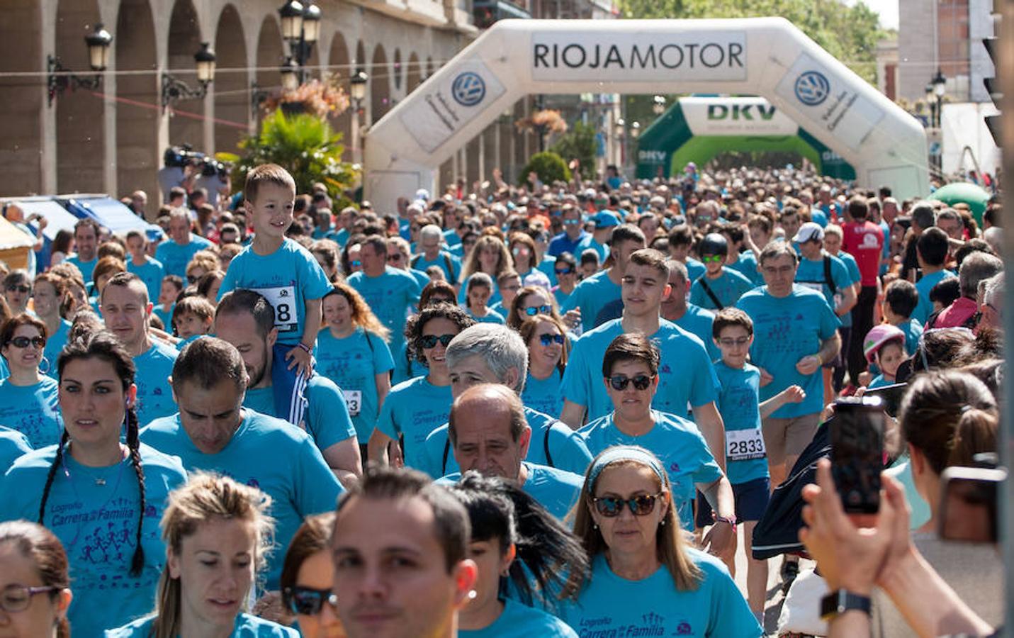 La Carrera de la Familia, organizada por la asociación 'Corre que te pillo', ha discurrido esta mañana por Logroño por un circuito urbano de 3.800 metros ideado para disfrutar en familia y de paso solidarizarse con una buena causa como es el estudio del síndrome de Hunter. 