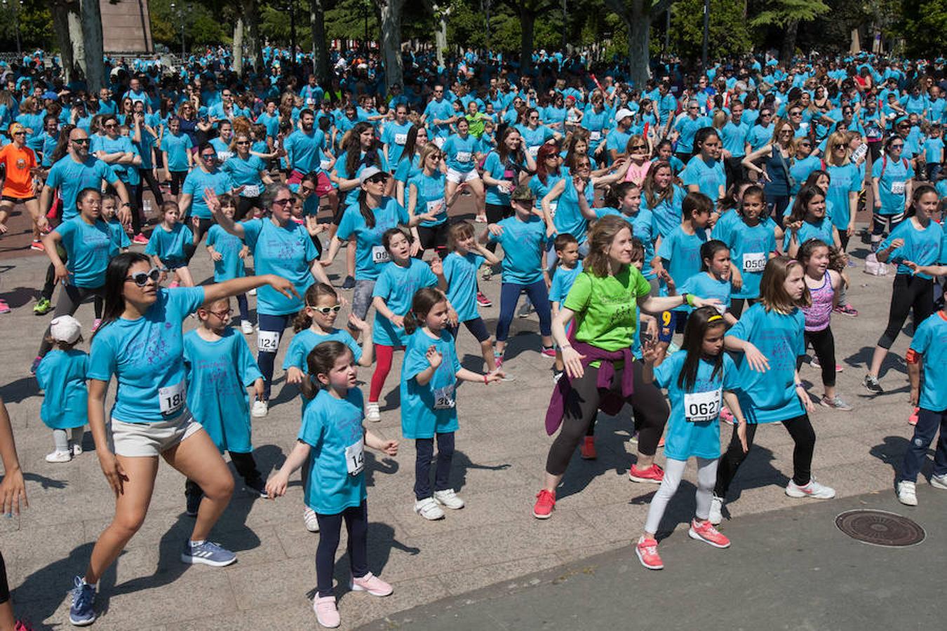 La Carrera de la Familia, organizada por la asociación 'Corre que te pillo', ha discurrido esta mañana por Logroño por un circuito urbano de 3.800 metros ideado para disfrutar en familia y de paso solidarizarse con una buena causa como es el estudio del síndrome de Hunter.