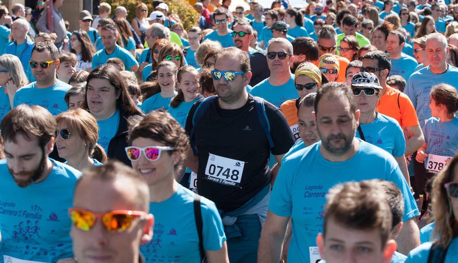 La Carrera de la Familia, organizada por la asociación 'Corre que te pillo', ha discurrido esta mañana por Logroño por un circuito urbano de 3.800 metros ideado para disfrutar en familia y de paso solidarizarse con una buena causa como es el estudio del síndrome de Hunter. 