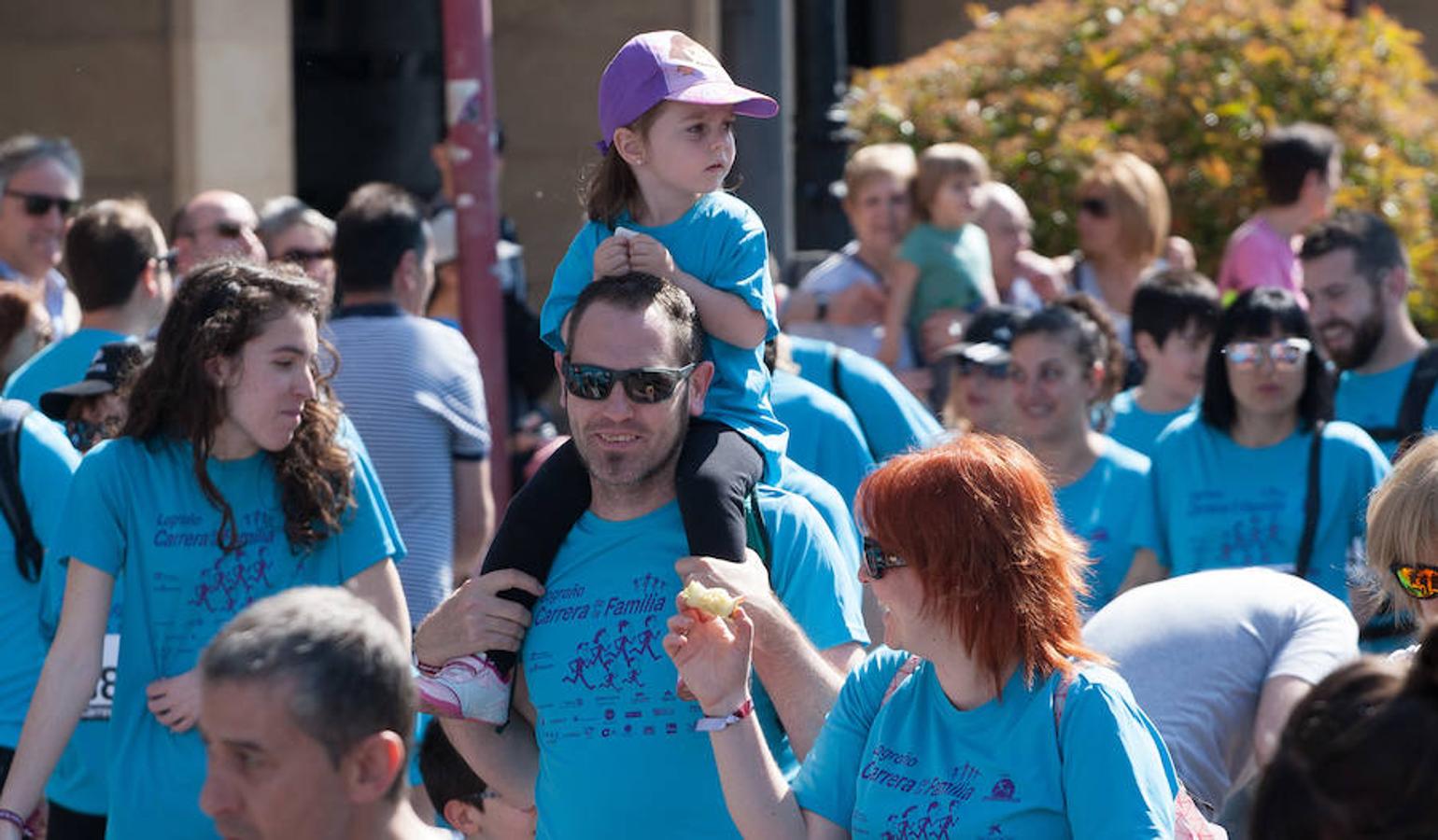 La Carrera de la Familia, organizada por la asociación 'Corre que te pillo', ha discurrido esta mañana por Logroño por un circuito urbano de 3.800 metros ideado para disfrutar en familia y de paso solidarizarse con una buena causa como es el estudio del síndrome de Hunter. 