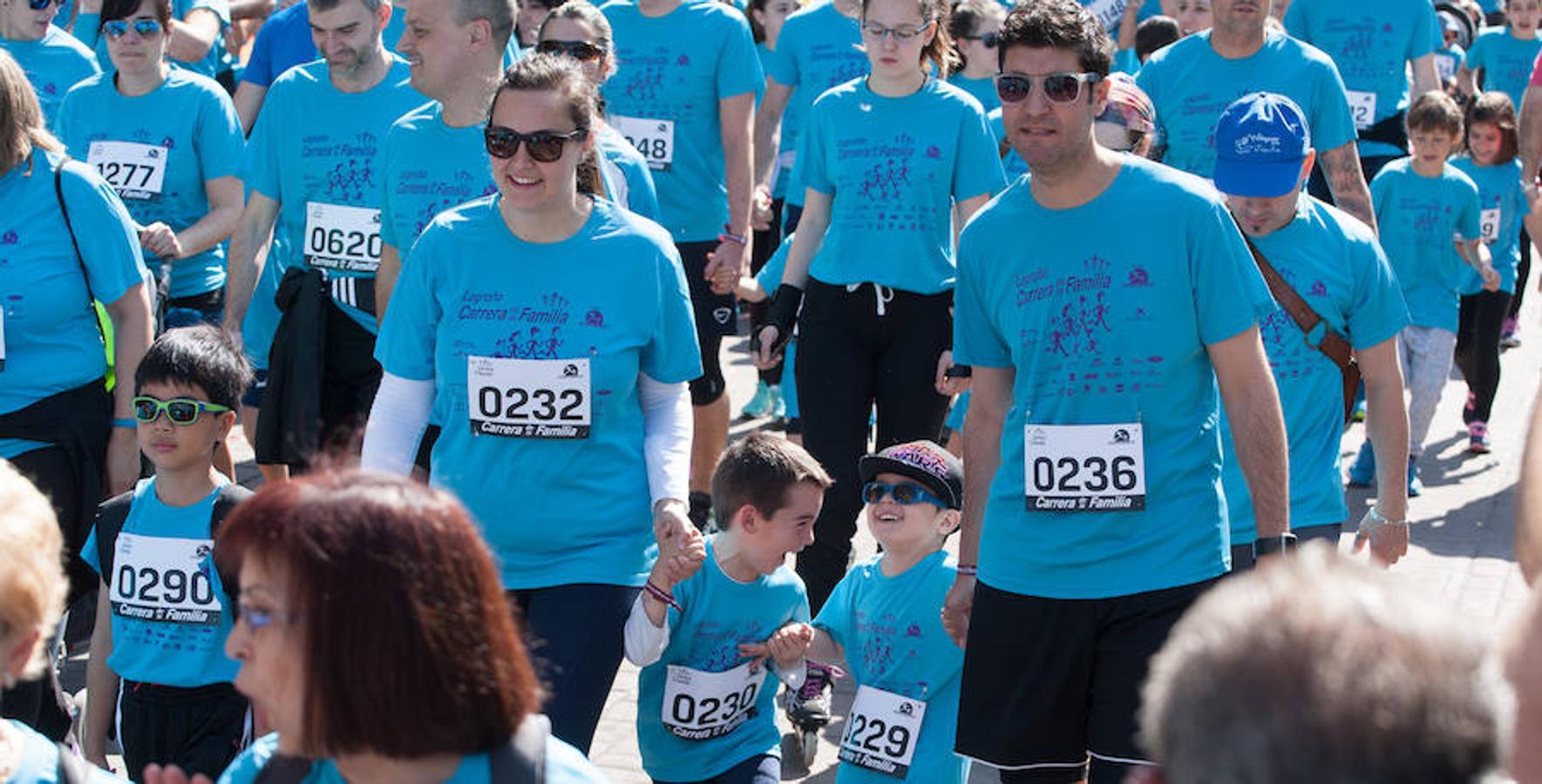 La Carrera de la Familia, organizada por la asociación 'Corre que te pillo', ha discurrido esta mañana por Logroño por un circuito urbano de 3.800 metros ideado para disfrutar en familia y de paso solidarizarse con una buena causa como es el estudio del síndrome de Hunter. 