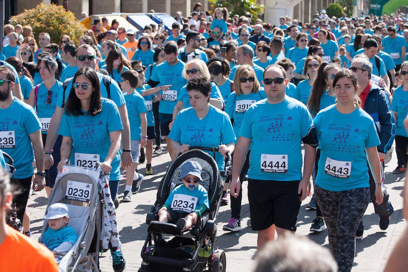 La Carrera de la Familia, organizada por la asociación 'Corre que te pillo', ha discurrido esta mañana por Logroño por un circuito urbano de 3.800 metros ideado para disfrutar en familia y de paso solidarizarse con una buena causa como es el estudio del síndrome de Hunter. 