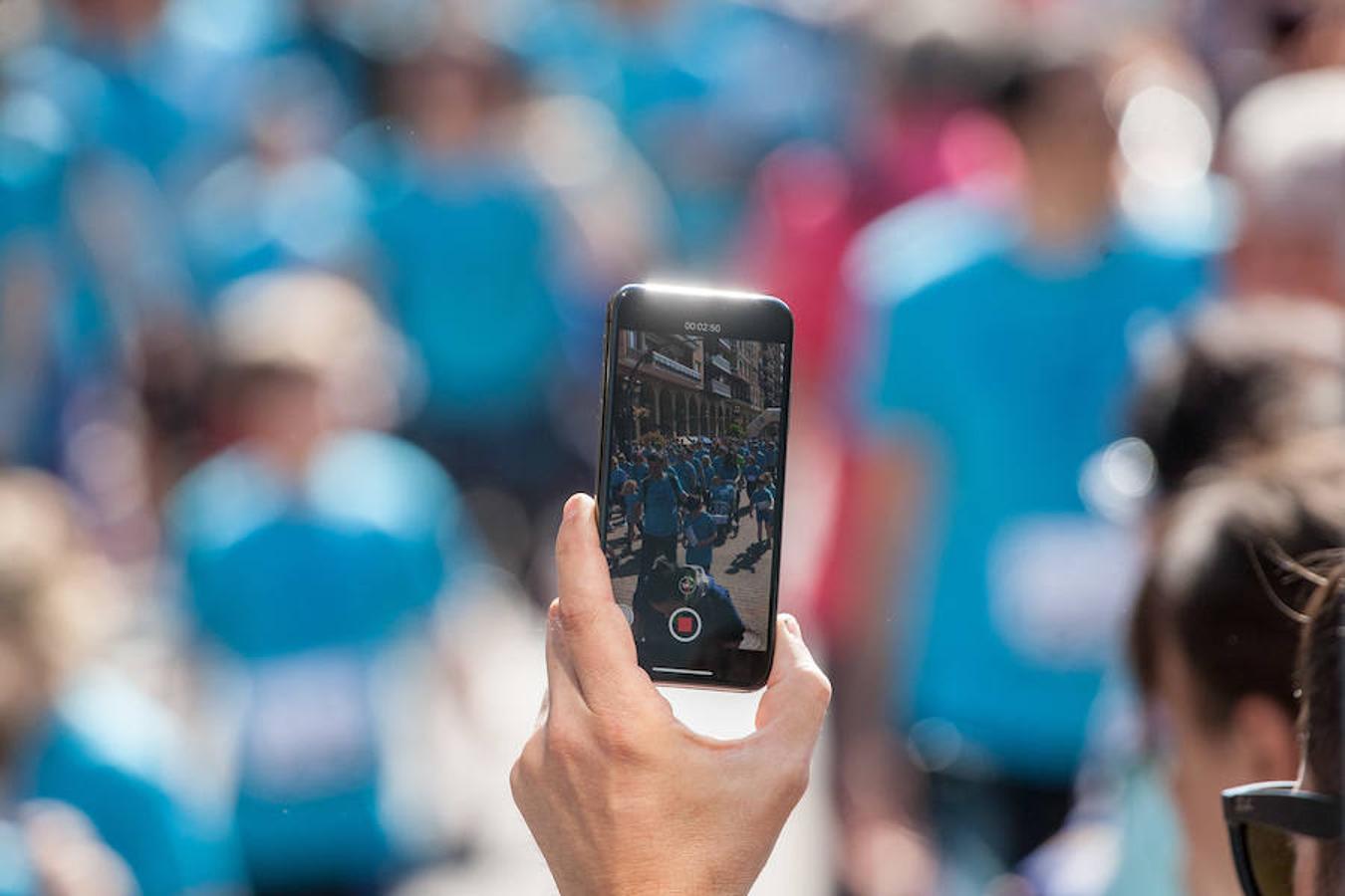 La Carrera de la Familia, organizada por la asociación 'Corre que te pillo', ha discurrido esta mañana por Logroño por un circuito urbano de 3.800 metros ideado para disfrutar en familia y de paso solidarizarse con una buena causa como es el estudio del síndrome de Hunter. 