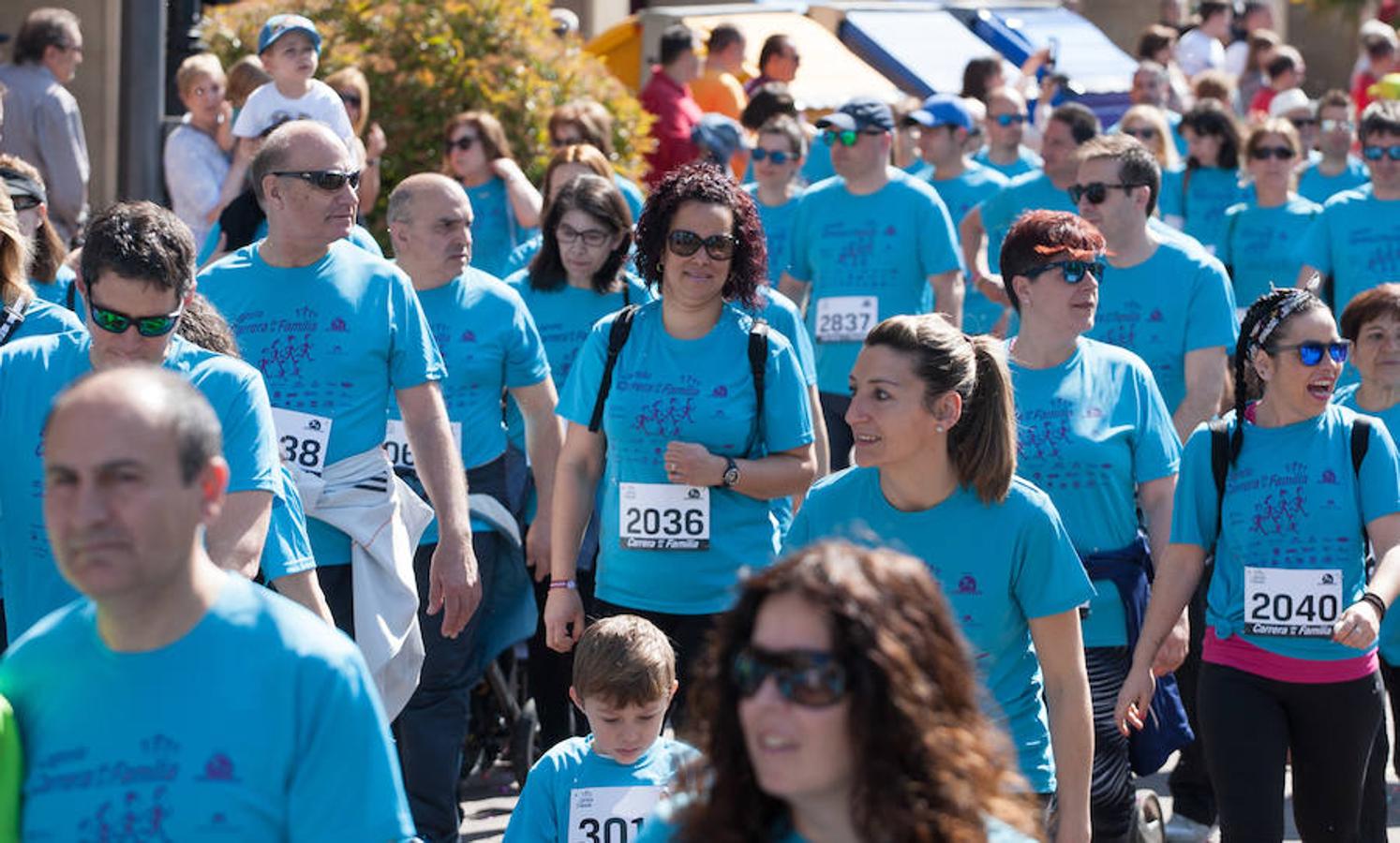 La Carrera de la Familia, organizada por la asociación 'Corre que te pillo', ha discurrido esta mañana por Logroño por un circuito urbano de 3.800 metros ideado para disfrutar en familia y de paso solidarizarse con una buena causa como es el estudio del síndrome de Hunter. 