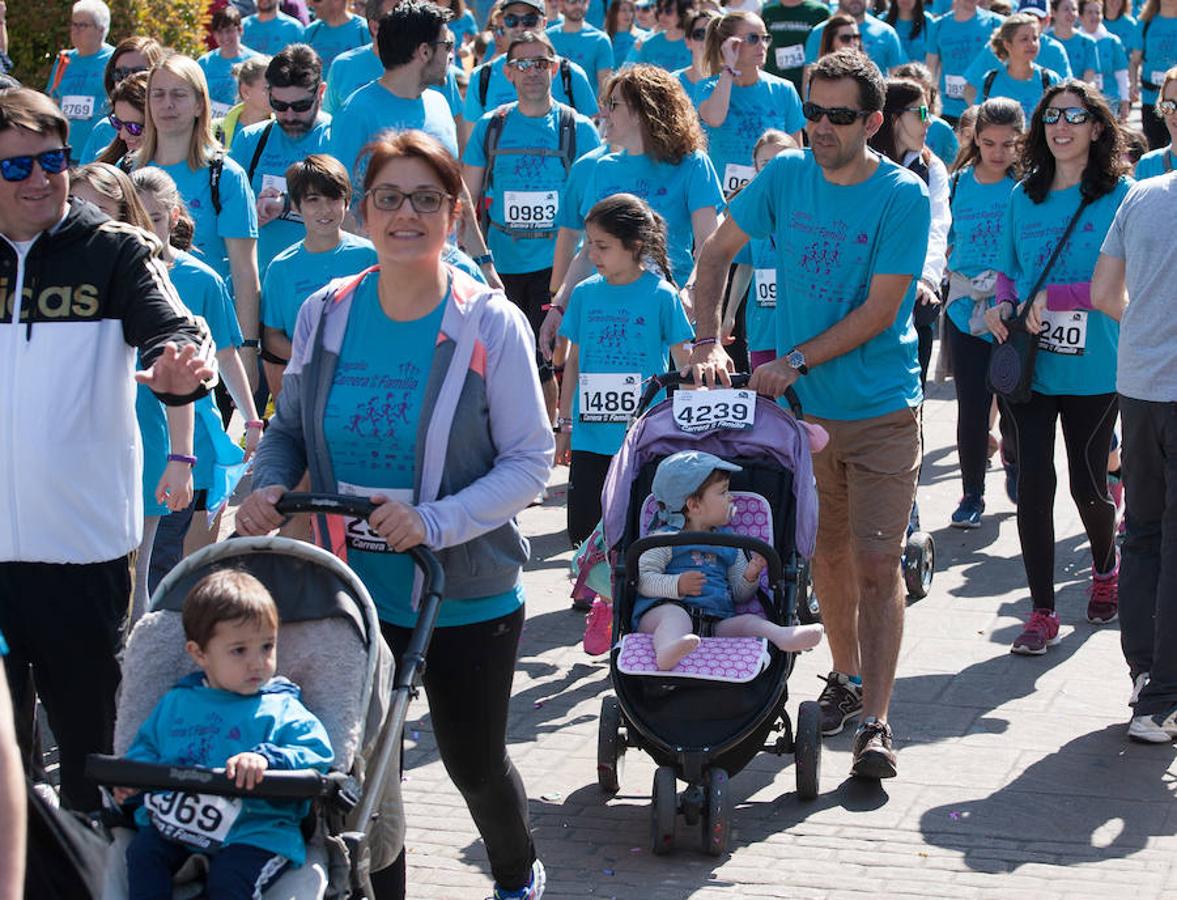 La Carrera de la Familia, organizada por la asociación 'Corre que te pillo', ha discurrido esta mañana por Logroño por un circuito urbano de 3.800 metros ideado para disfrutar en familia y de paso solidarizarse con una buena causa como es el estudio del síndrome de Hunter. 