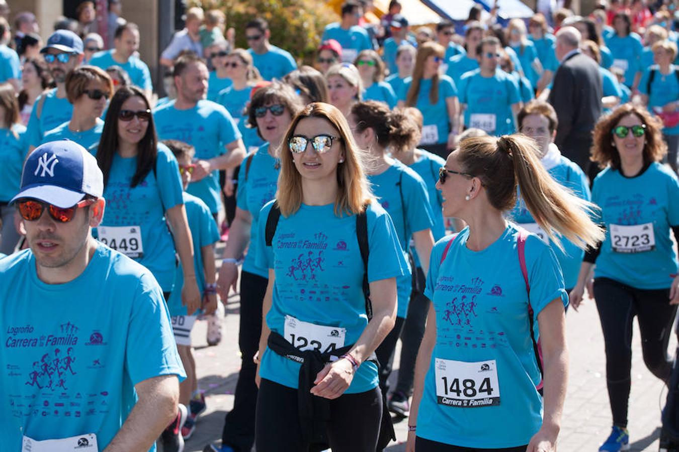 La Carrera de la Familia, organizada por la asociación 'Corre que te pillo', ha discurrido esta mañana por Logroño por un circuito urbano de 3.800 metros ideado para disfrutar en familia y de paso solidarizarse con una buena causa como es el estudio del síndrome de Hunter. 