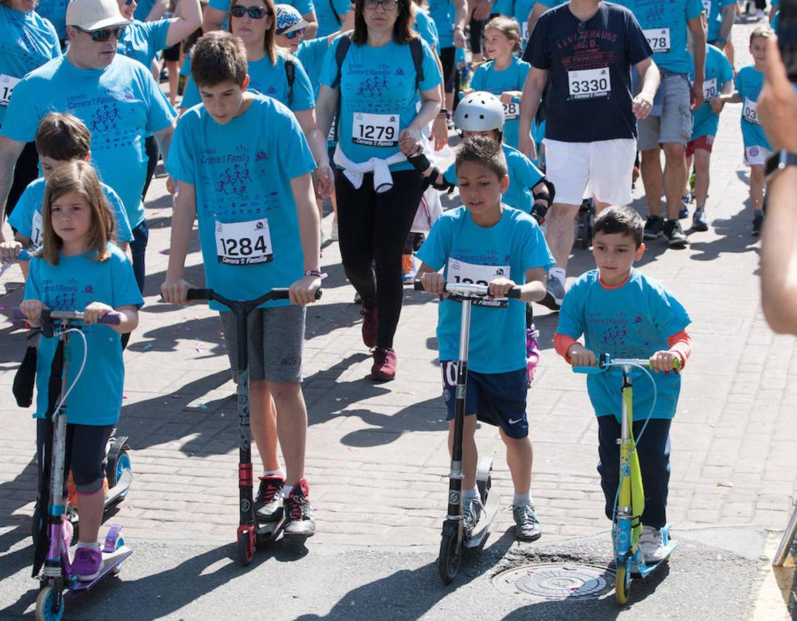 La Carrera de la Familia, organizada por la asociación 'Corre que te pillo', ha discurrido esta mañana por Logroño por un circuito urbano de 3.800 metros ideado para disfrutar en familia y de paso solidarizarse con una buena causa como es el estudio del síndrome de Hunter. 