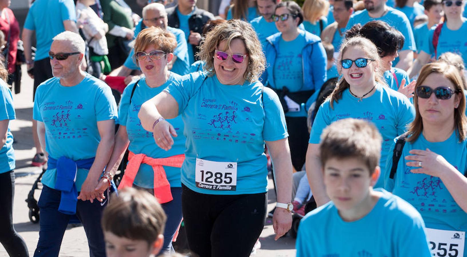 La Carrera de la Familia, organizada por la asociación 'Corre que te pillo', ha discurrido esta mañana por Logroño por un circuito urbano de 3.800 metros ideado para disfrutar en familia y de paso solidarizarse con una buena causa como es el estudio del síndrome de Hunter. 