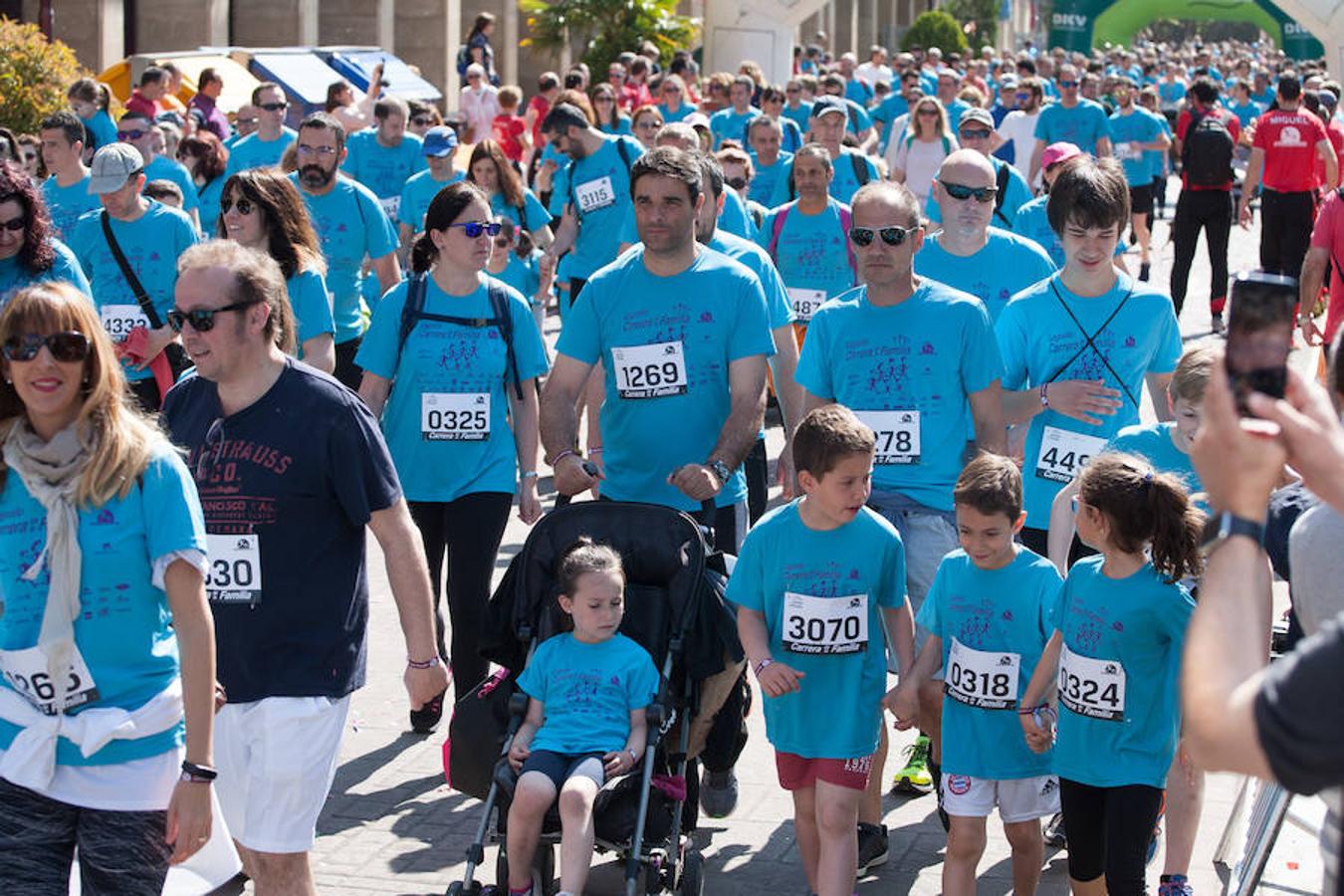 La Carrera de la Familia, organizada por la asociación 'Corre que te pillo', ha discurrido esta mañana por Logroño por un circuito urbano de 3.800 metros ideado para disfrutar en familia y de paso solidarizarse con una buena causa como es el estudio del síndrome de Hunter. 