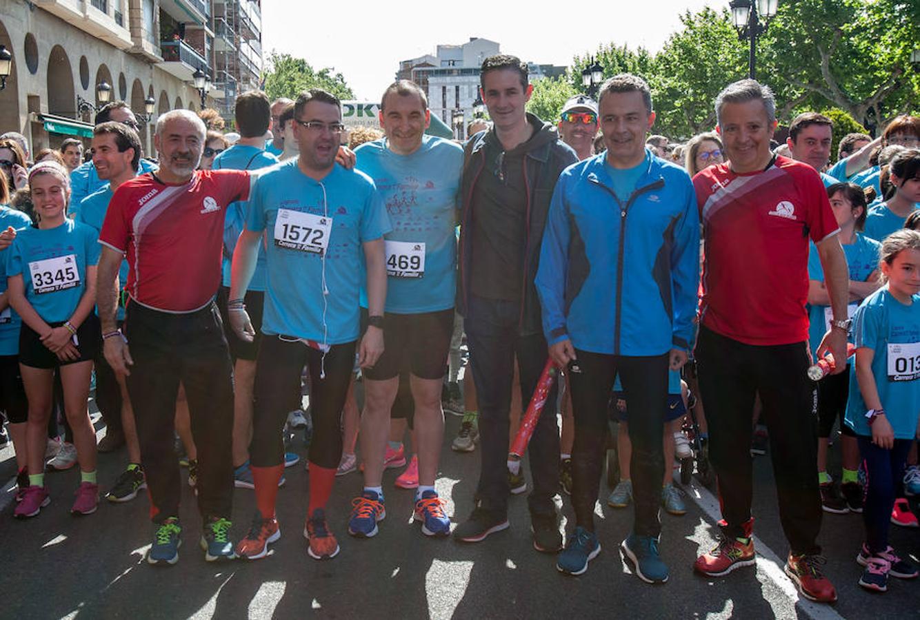 La Carrera de la Familia, organizada por la asociación 'Corre que te pillo', ha discurrido esta mañana por Logroño por un circuito urbano de 3.800 metros ideado para disfrutar en familia y de paso solidarizarse con una buena causa como es el estudio del síndrome de Hunter. 