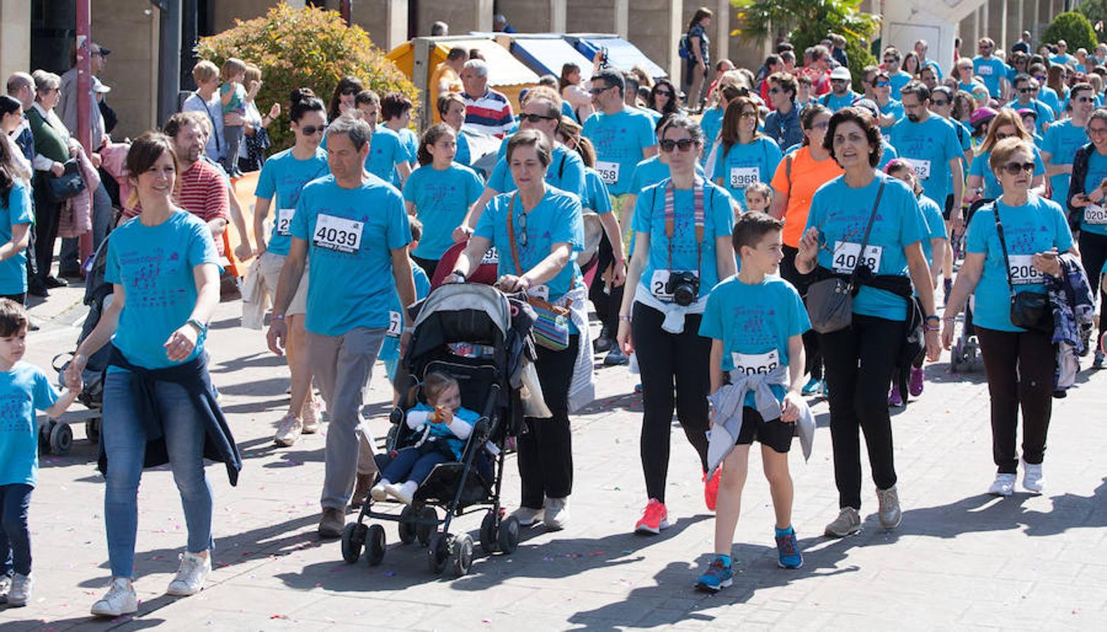 La Carrera de la Familia, organizada por la asociación 'Corre que te pillo', ha discurrido esta mañana por Logroño por un circuito urbano de 3.800 metros ideado para disfrutar en familia y de paso solidarizarse con una buena causa como es el estudio del síndrome de Hunter.