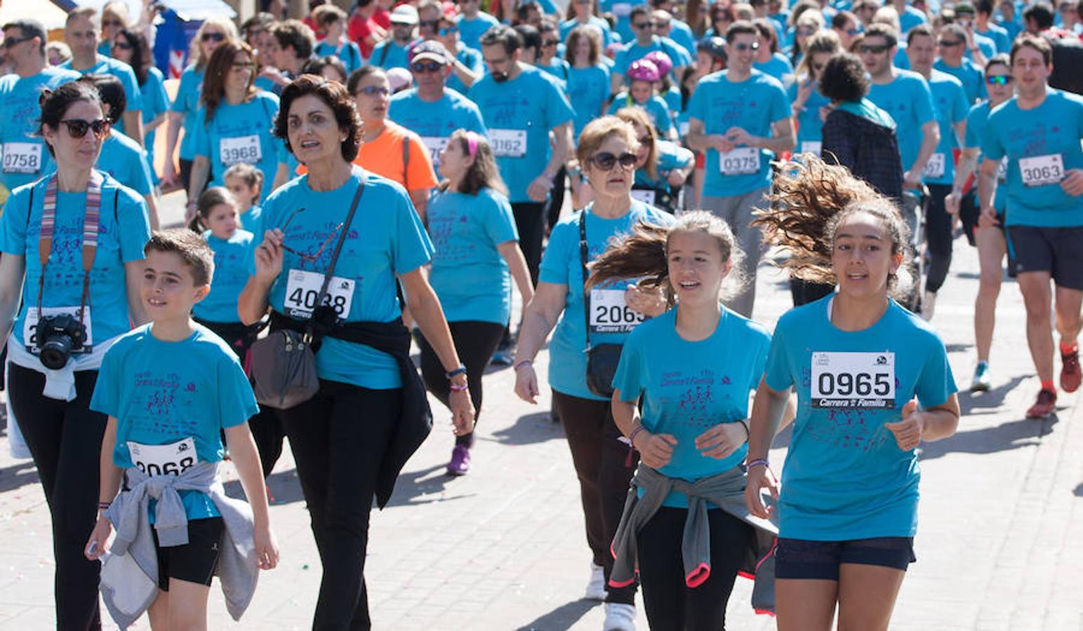 La Carrera de la Familia, organizada por la asociación 'Corre que te pillo', ha discurrido esta mañana por Logroño por un circuito urbano de 3.800 metros ideado para disfrutar en familia y de paso solidarizarse con una buena causa como es el estudio del síndrome de Hunter.