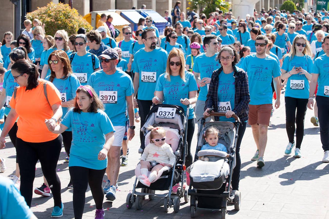 La Carrera de la Familia, organizada por la asociación 'Corre que te pillo', ha discurrido esta mañana por Logroño por un circuito urbano de 3.800 metros ideado para disfrutar en familia y de paso solidarizarse con una buena causa como es el estudio del síndrome de Hunter.