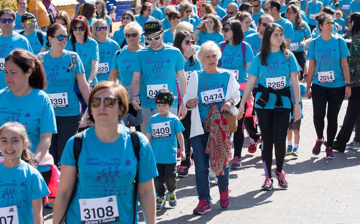 La Carrera de la Familia, organizada por la asociación 'Corre que te pillo', ha discurrido esta mañana por Logroño por un circuito urbano de 3.800 metros ideado para disfrutar en familia y de paso solidarizarse con una buena causa como es el estudio del síndrome de Hunter.