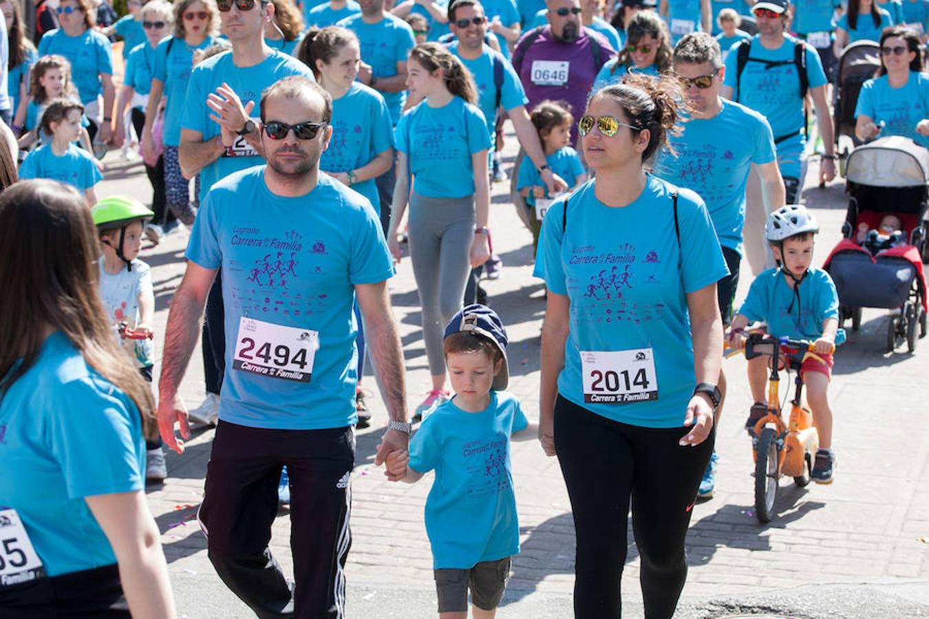 La Carrera de la Familia, organizada por la asociación 'Corre que te pillo', ha discurrido esta mañana por Logroño por un circuito urbano de 3.800 metros ideado para disfrutar en familia y de paso solidarizarse con una buena causa como es el estudio del síndrome de Hunter.