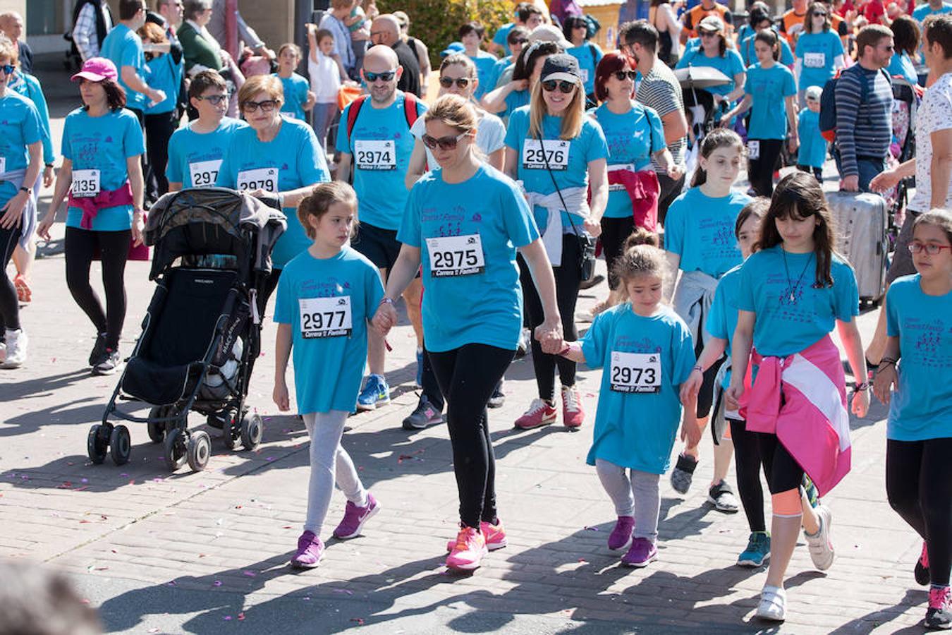 La Carrera de la Familia, organizada por la asociación 'Corre que te pillo', ha discurrido esta mañana por Logroño por un circuito urbano de 3.800 metros ideado para disfrutar en familia y de paso solidarizarse con una buena causa como es el estudio del síndrome de Hunter.