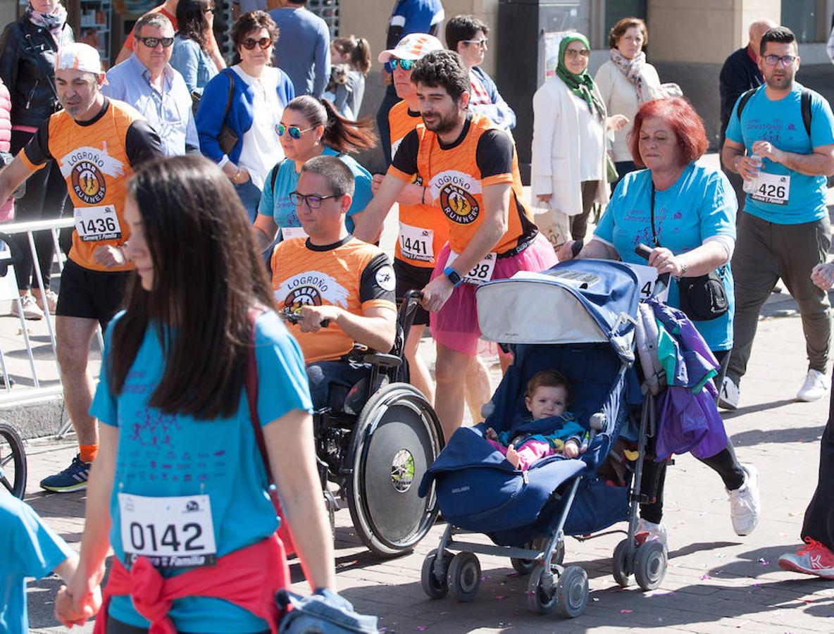 La Carrera de la Familia, organizada por la asociación 'Corre que te pillo', ha discurrido esta mañana por Logroño por un circuito urbano de 3.800 metros ideado para disfrutar en familia y de paso solidarizarse con una buena causa como es el estudio del síndrome de Hunter.