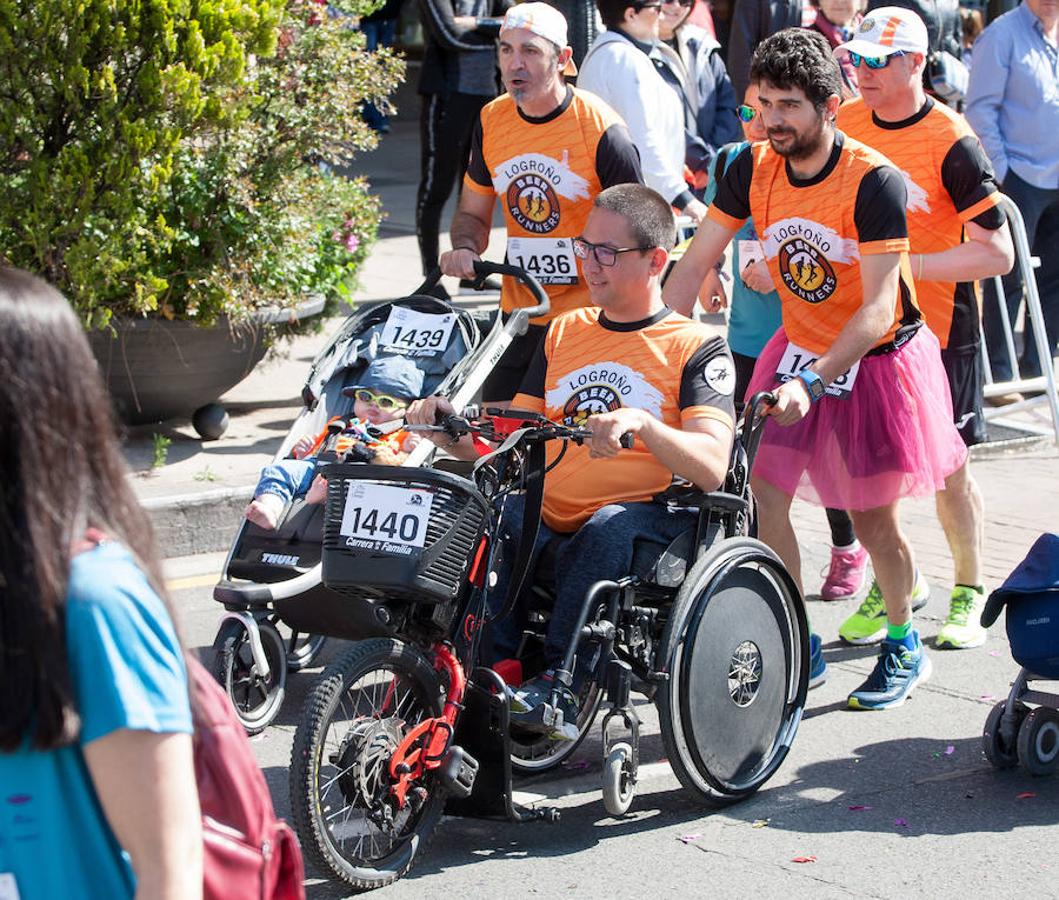 La Carrera de la Familia, organizada por la asociación 'Corre que te pillo', ha discurrido esta mañana por Logroño por un circuito urbano de 3.800 metros ideado para disfrutar en familia y de paso solidarizarse con una buena causa como es el estudio del síndrome de Hunter.