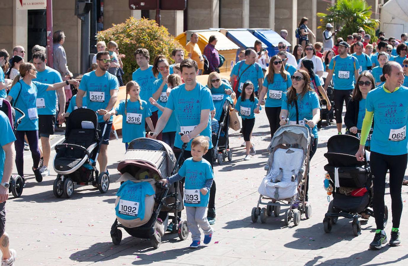 La Carrera de la Familia, organizada por la asociación 'Corre que te pillo', ha discurrido esta mañana por Logroño por un circuito urbano de 3.800 metros ideado para disfrutar en familia y de paso solidarizarse con una buena causa como es el estudio del síndrome de Hunter.