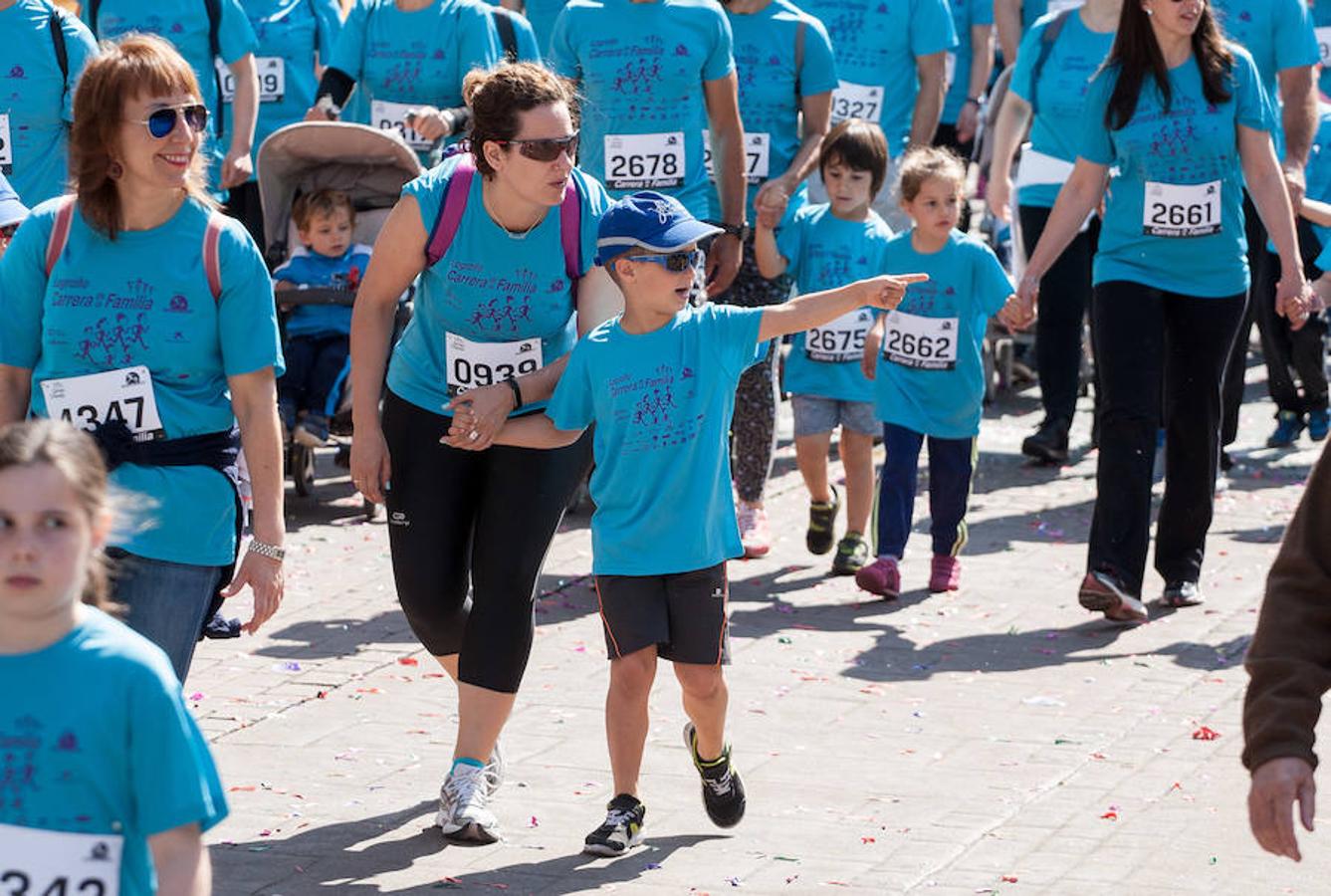 La Carrera de la Familia, organizada por la asociación 'Corre que te pillo', ha discurrido esta mañana por Logroño por un circuito urbano de 3.800 metros ideado para disfrutar en familia y de paso solidarizarse con una buena causa como es el estudio del síndrome de Hunter.