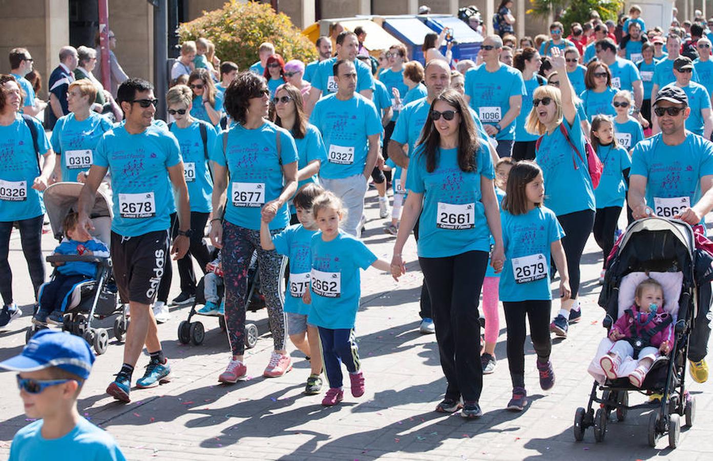 La Carrera de la Familia, organizada por la asociación 'Corre que te pillo', ha discurrido esta mañana por Logroño por un circuito urbano de 3.800 metros ideado para disfrutar en familia y de paso solidarizarse con una buena causa como es el estudio del síndrome de Hunter.