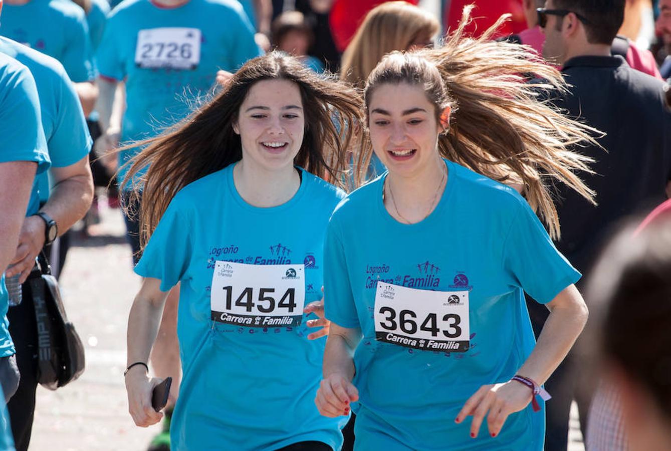 La Carrera de la Familia, organizada por la asociación 'Corre que te pillo', ha discurrido esta mañana por Logroño por un circuito urbano de 3.800 metros ideado para disfrutar en familia y de paso solidarizarse con una buena causa como es el estudio del síndrome de Hunter.