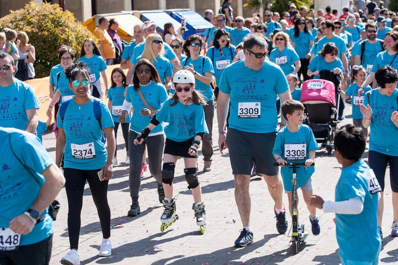 La Carrera de la Familia, organizada por la asociación 'Corre que te pillo', ha discurrido esta mañana por Logroño por un circuito urbano de 3.800 metros ideado para disfrutar en familia y de paso solidarizarse con una buena causa como es el estudio del síndrome de Hunter.