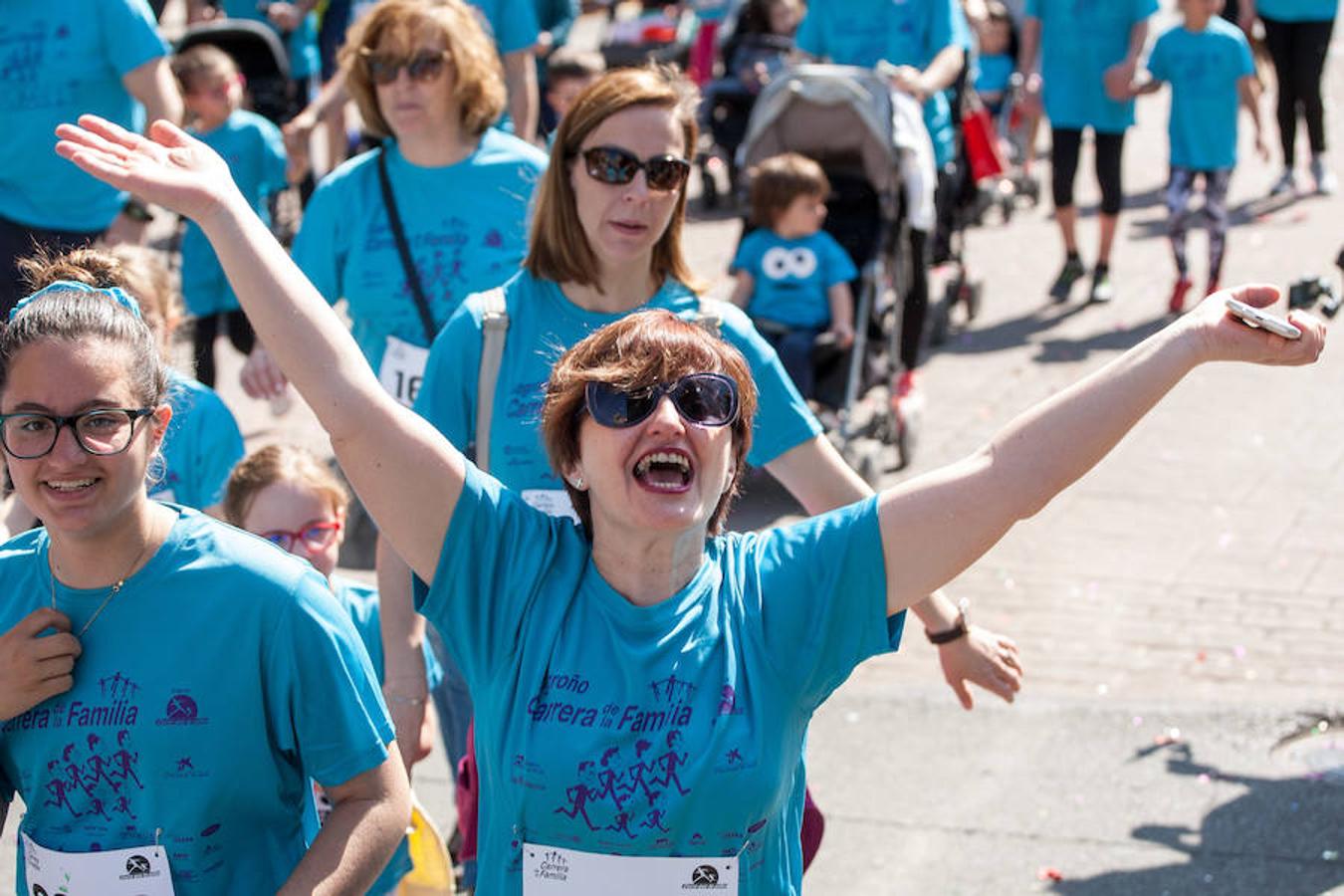 La Carrera de la Familia, organizada por la asociación 'Corre que te pillo', ha discurrido esta mañana por Logroño por un circuito urbano de 3.800 metros ideado para disfrutar en familia y de paso solidarizarse con una buena causa como es el estudio del síndrome de Hunter.