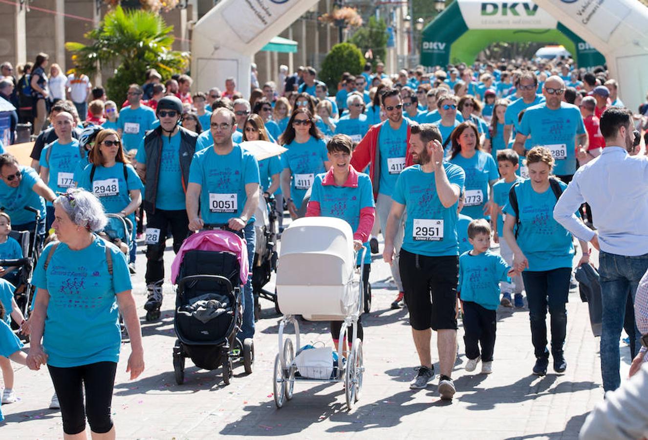 La Carrera de la Familia, organizada por la asociación 'Corre que te pillo', ha discurrido esta mañana por Logroño por un circuito urbano de 3.800 metros ideado para disfrutar en familia y de paso solidarizarse con una buena causa como es el estudio del síndrome de Hunter.