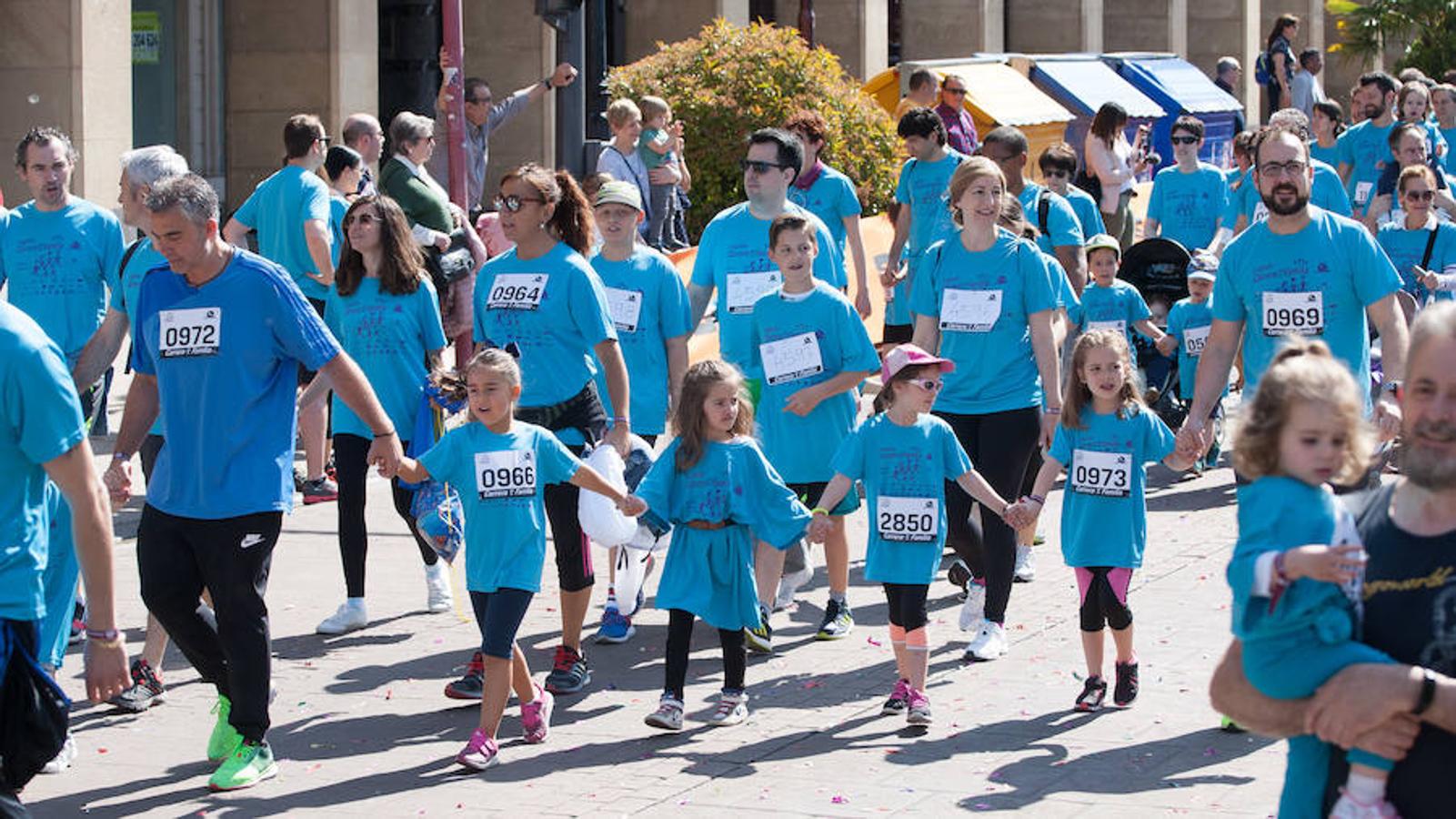 La Carrera de la Familia, organizada por la asociación 'Corre que te pillo', ha discurrido esta mañana por Logroño por un circuito urbano de 3.800 metros ideado para disfrutar en familia y de paso solidarizarse con una buena causa como es el estudio del síndrome de Hunter.