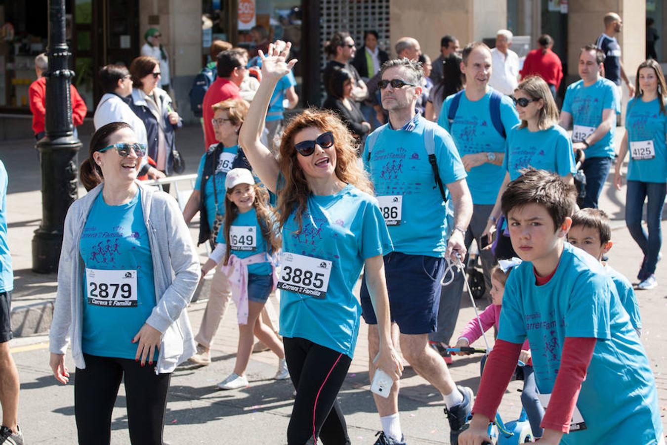 La Carrera de la Familia, organizada por la asociación 'Corre que te pillo', ha discurrido esta mañana por Logroño por un circuito urbano de 3.800 metros ideado para disfrutar en familia y de paso solidarizarse con una buena causa como es el estudio del síndrome de Hunter.