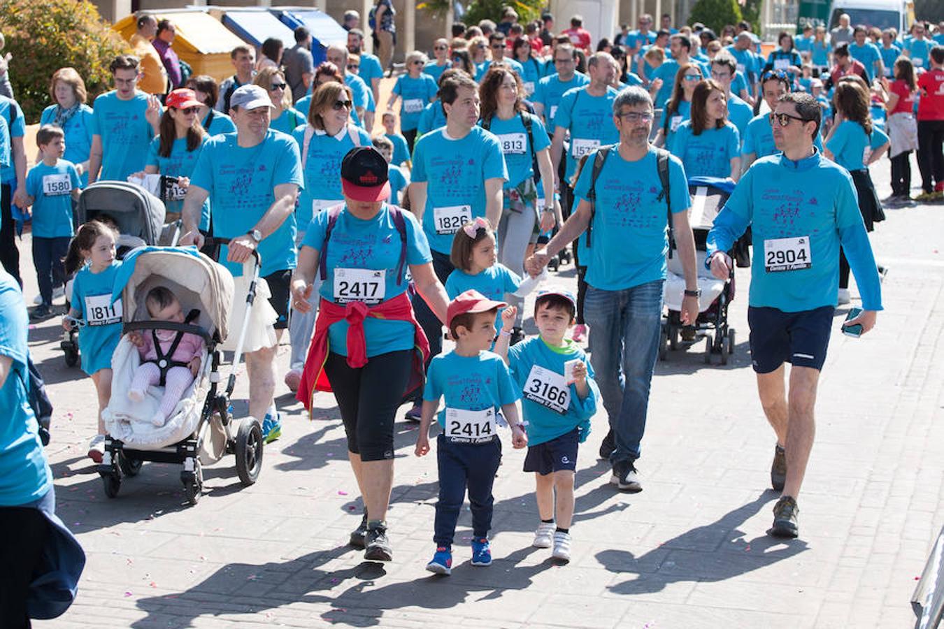 La Carrera de la Familia, organizada por la asociación 'Corre que te pillo', ha discurrido esta mañana por Logroño por un circuito urbano de 3.800 metros ideado para disfrutar en familia y de paso solidarizarse con una buena causa como es el estudio del síndrome de Hunter.