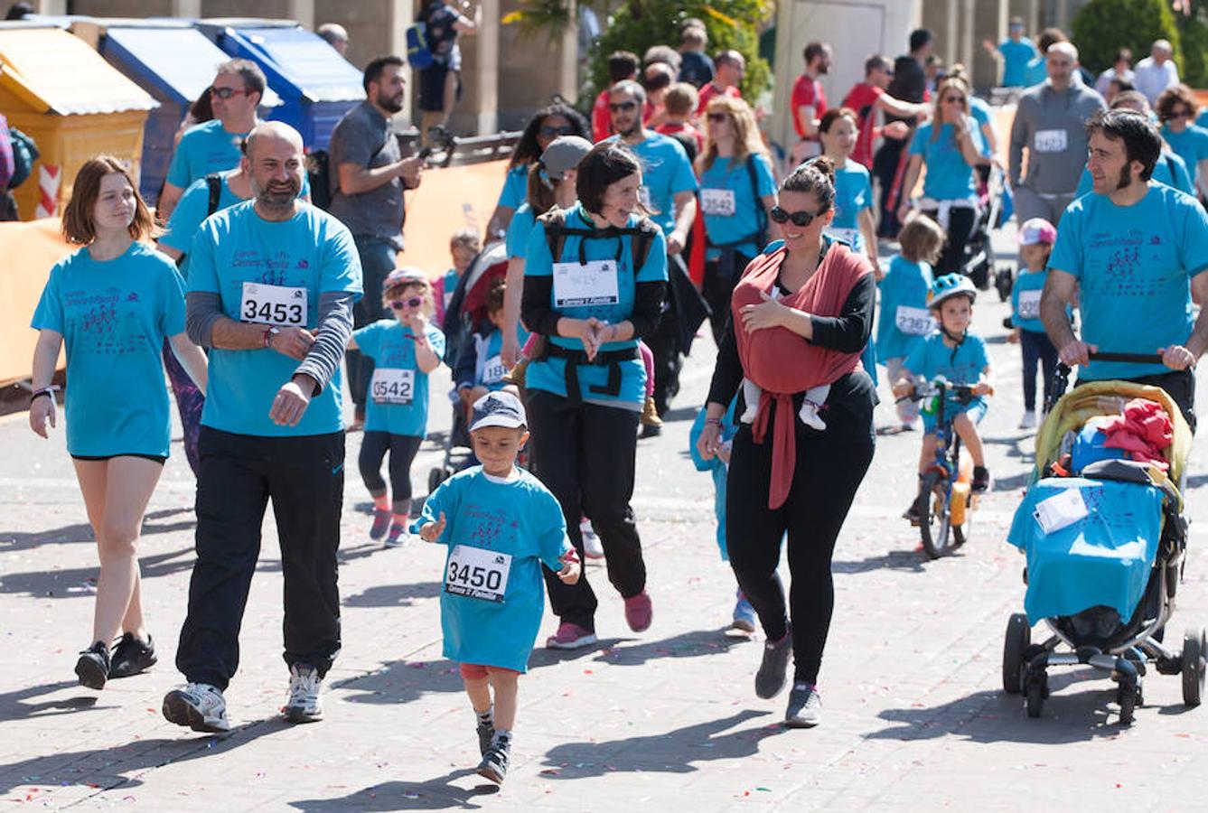 La Carrera de la Familia, organizada por la asociación 'Corre que te pillo', ha discurrido esta mañana por Logroño por un circuito urbano de 3.800 metros ideado para disfrutar en familia y de paso solidarizarse con una buena causa como es el estudio del síndrome de Hunter.