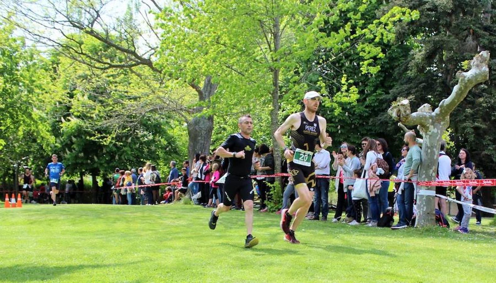 Imágenes correspondientes al Duatlón Cross Carrasquedo que se ha celebrao en Grañón y que ha sido valedero para el Campeonato de La Rioja de la modalidad. El día ha sido óptimo para la celebración de la prueba deportiva sobre un trazado de 6km-22km y 3km.