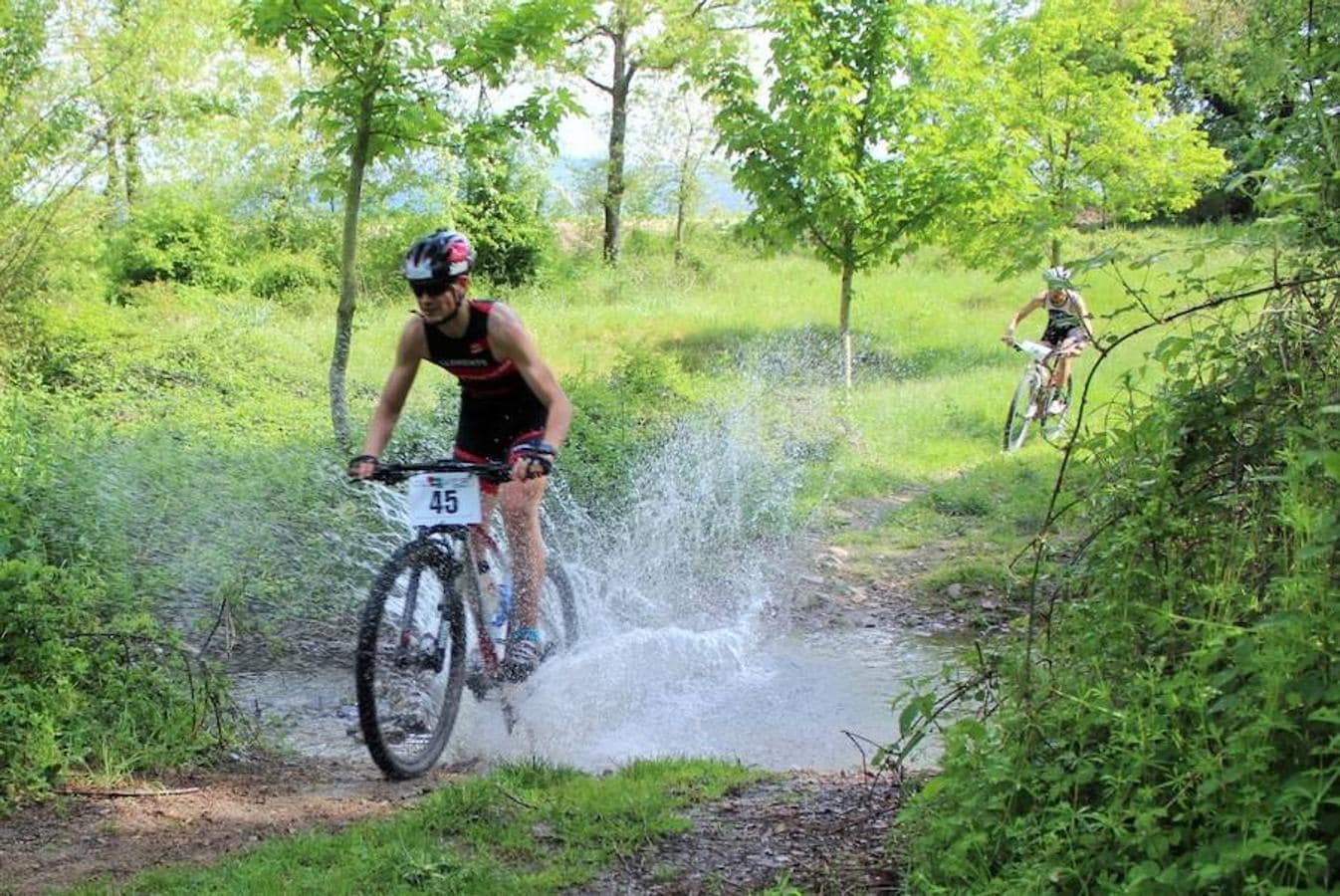 Imágenes correspondientes al Duatlón Cross Carrasquedo que se ha celebrao en Grañón y que ha sido valedero para el Campeonato de La Rioja de la modalidad. El día ha sido óptimo para la celebración de la prueba deportiva sobre un trazado de 6km-22km y 3km.